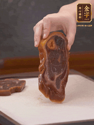 處理節(jié)瓜，刮掉表層的皮和毛，洗凈后去掉瓜蒂，切大塊