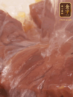 加熱水，2大勺料酒煮20分鐘，再下節(jié)瓜塊煮10分鐘即可