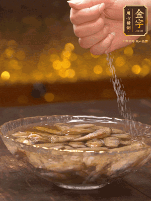 鮮活蟶子反復(fù)沖洗干凈，水中加鹽、芝麻香油浸泡30分鐘吐沙