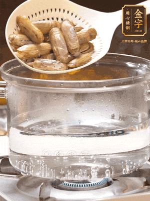 煮一鍋沸水，下蟶子汆燙30秒，撈出浸入冰水，取出蟶子肉