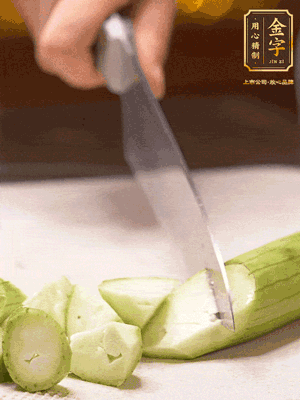 絲瓜去皮，切滾刀塊