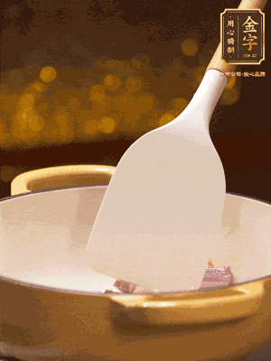 油溫7成熱，下蒜末、咸肉略微煸炒，再下絲瓜