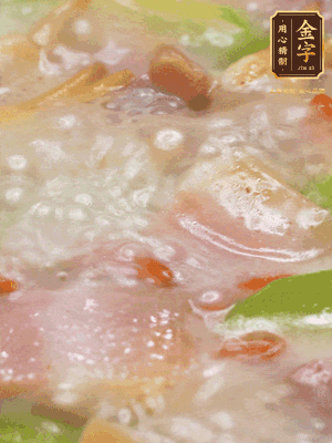 最后下蟶子，一點(diǎn)白胡椒調(diào)味，煮到白色湯汁出來。撒點(diǎn)枸杞點(diǎn)綴