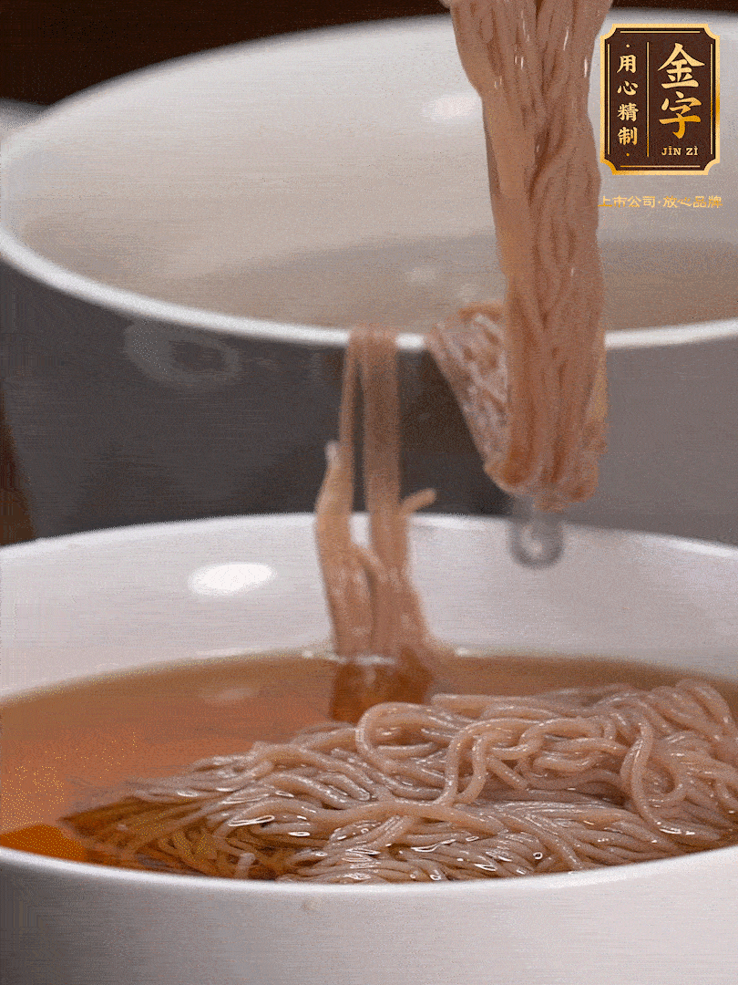 蘋果醋，一點(diǎn)鹽、糖、醬油，兌入涼白開(kāi)水調(diào)成簡(jiǎn)易冷面湯，放水箱冷藏