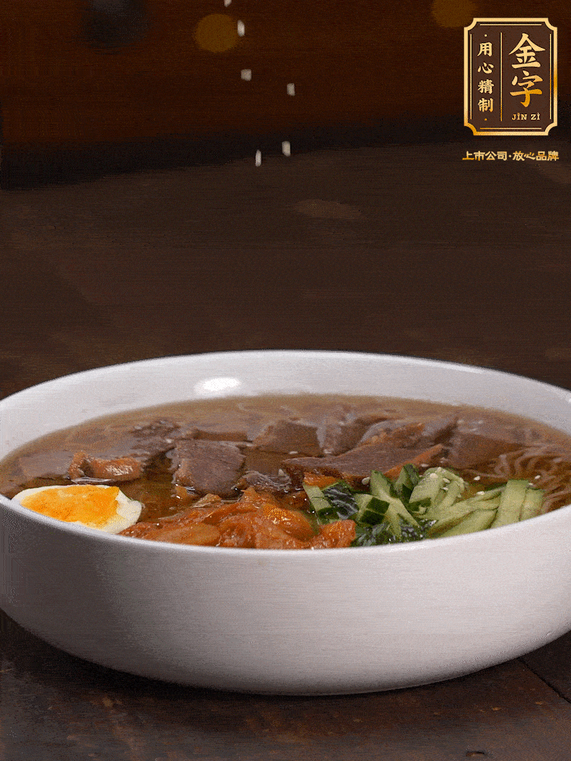 放入冰涼的冷面湯碼上黃瓜絲、泡菜、牛肉、雞蛋，撒點(diǎn)白芝麻