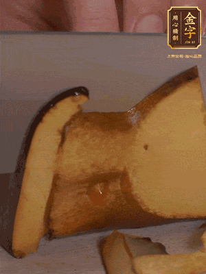 2個牛肝菌切丁，1個牛肝菌切片；金字香腸1根切丁，1根切片