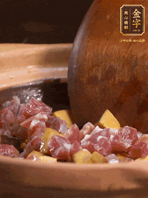 熱油下蒜片，倒入香腸丁、牛肝菌丁翻炒出香味