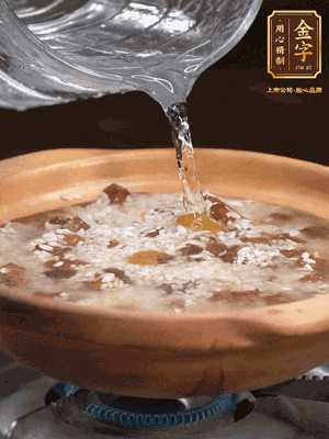 再倒入泡了30分鐘的大米翻拌均勻，加水稍微沒過（米水比例1:1），中火燜煮，到冒大泡，大致5分鐘