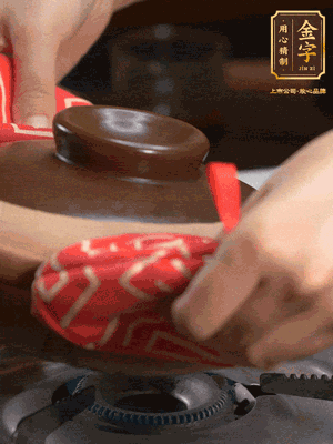 中火調(diào)成小火，鋪上香腸蓋蓋燜5分鐘。不斷轉(zhuǎn)動瓦煲，讓側(cè)壁的飯形成飯焦