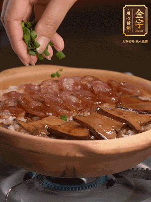 最后鋪上牛肝菌，爭分奪秒地倒上醬汁，撒點小蔥花