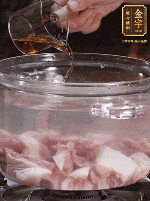 老鴨切塊，鍋里水煮開，鴨肉加姜片、料酒焯水