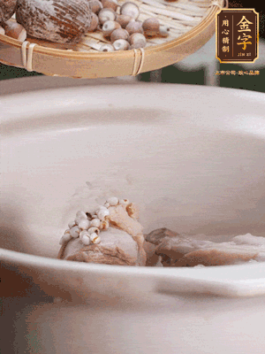 焯好水洗凈的鴨肉、薏米、芡實、蜜棗+適量水煲1小時