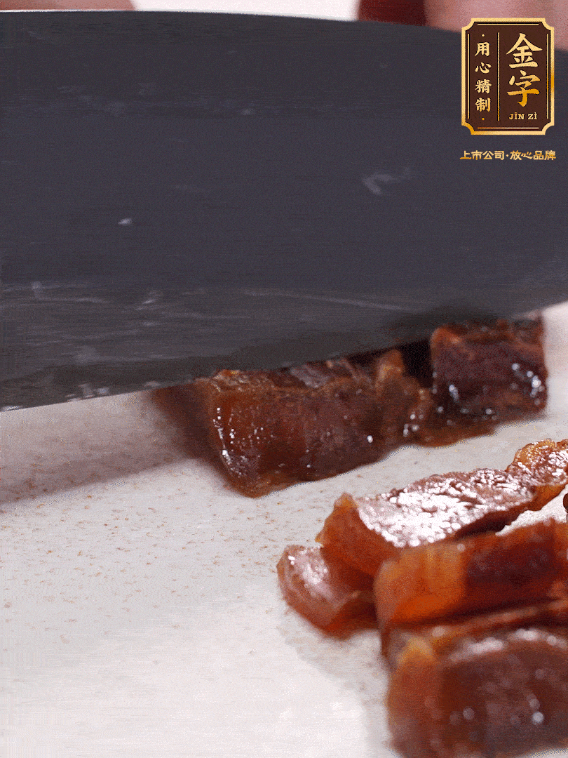 金字臘肉水煮10分鐘，切片