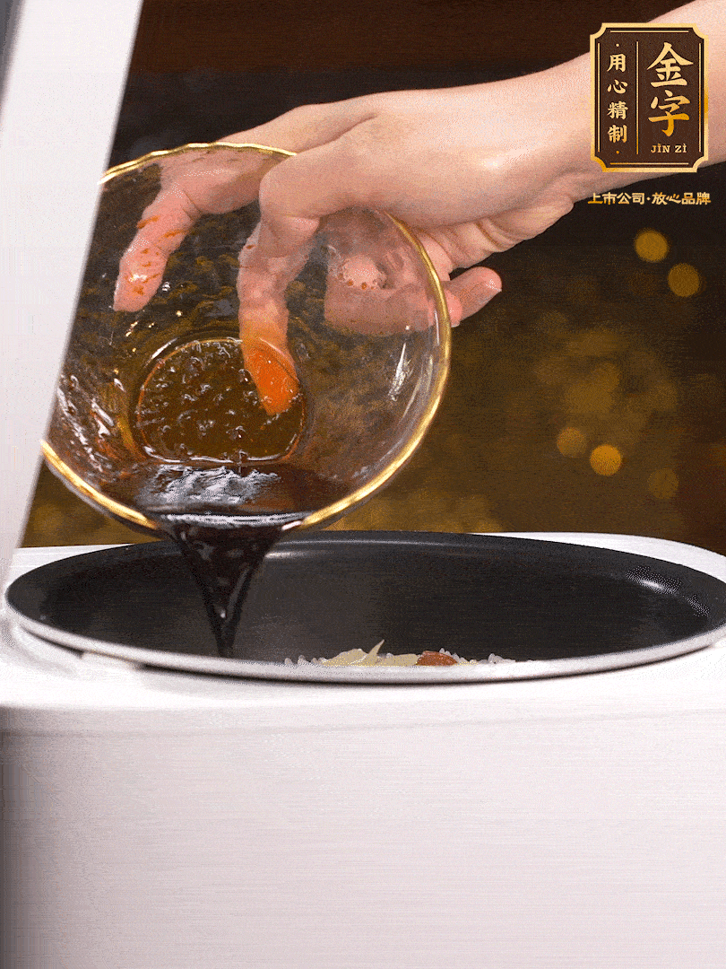 煮好后，淋上醬汁：2勺生抽、1勺老抽、1勺蠔油、半勺白糖、半勺香油、1勺水