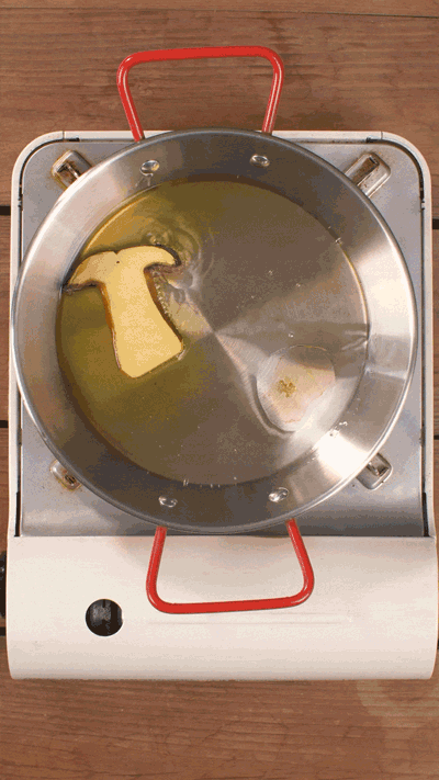 牛肝菌切片，用黃油煎熟