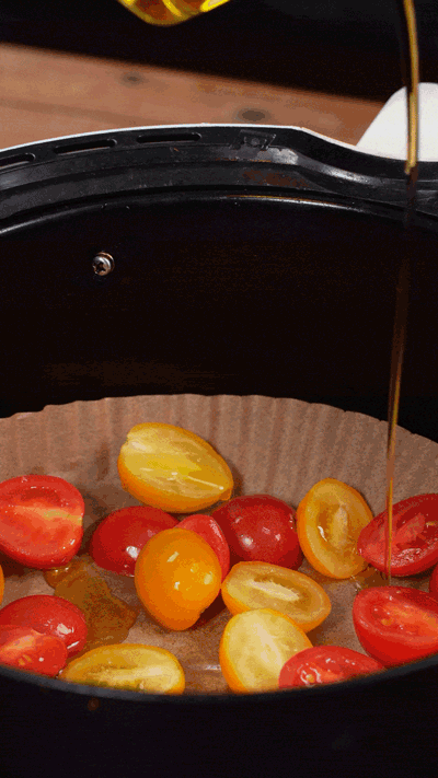 小番茄撒鹽胡椒，空氣炸鍋烤10分鐘至表面變皺