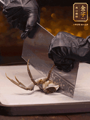 用刷子刷干凈六月黃，一斬二。把蟹蓋、蟹胃拿出來。