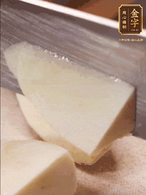 茭白去殼，底部一層老皮刨掉，切成滾刀塊