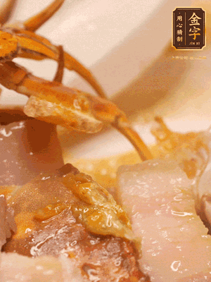 顏色變紅時，放蔥結(jié)、姜片煸香，再放咸肉、茭白、毛豆翻炒