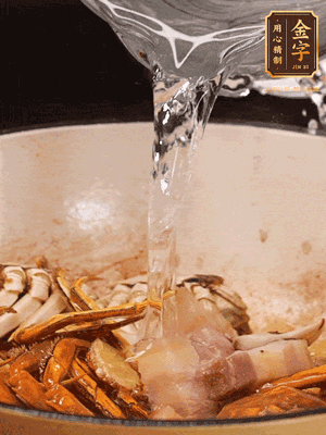 加料酒/花雕酒去腥，加入開水燜10分鐘左右