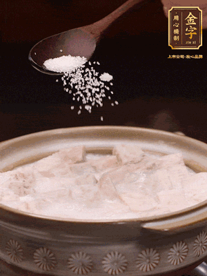 大火后改小火炆8分鐘左右，再加味精、精鹽，繼續(xù)炆至芋頭入味