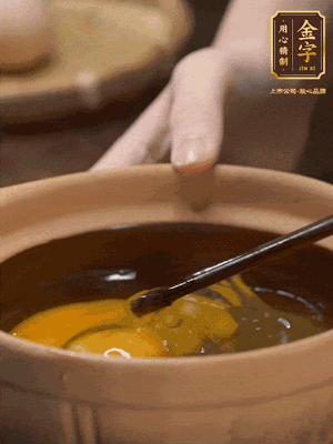 雞蛋打入砂鍋，充分打勻，1.5倍的溫水加一勺鹽，倒入蛋液中，攪拌均勻后用勺子舀去表面浮沫