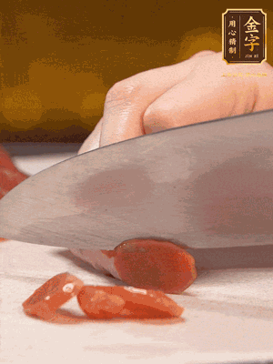 臘腸下水煮10分鐘，切薄片