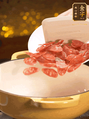 鍋里放油，香腸煸炒出多余的油脂，然后放小米辣