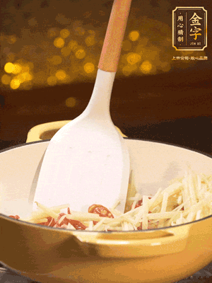 再放嫩姜絲，翻炒出姜絲的辣味