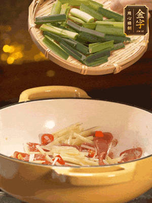 接著放蒜葉，來一點鹽，一點醬油調(diào)味翻勻