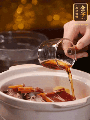 羊排、火腿、姜片一起入砂鍋，大火煮到沸騰