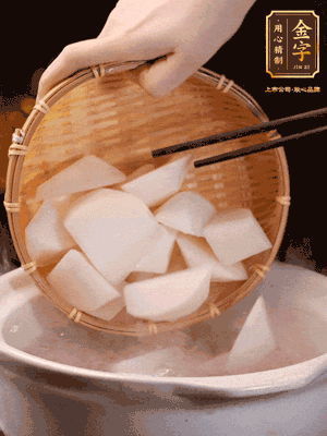 大火煮開后，轉(zhuǎn)中小火燉40分鐘，挑出蔥結(jié)，再下蘿卜燉20分鐘