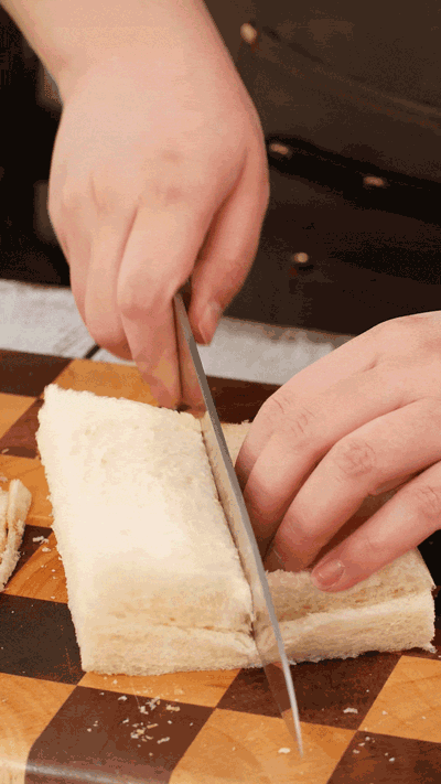 土司改刀去邊，切成適當(dāng)大小