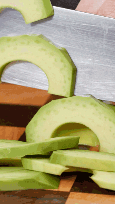 土司表面涂抹橄欖油，烤箱180°烤6 分鐘