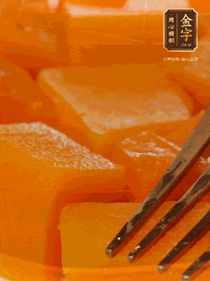 南瓜去皮，一半切塊備用，一半切塊蒸熟，碾成泥