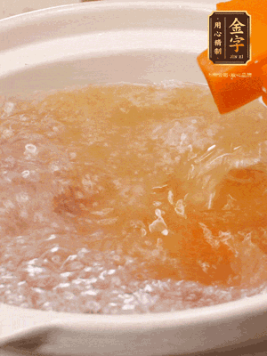 倒入開水、南瓜塊、南瓜泥中火煮5分鐘