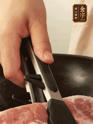 大塊五花肉皮面朝下，烙2-3分鐘