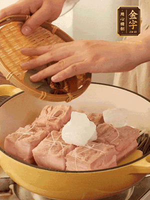 五花肉皮朝下，桂皮、八角、香葉、冰糖、生抽、花雕酒