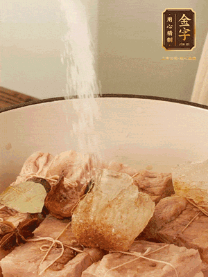 加水沒過，大火煮開轉(zhuǎn)小火慢燉2小時，煮到收汁