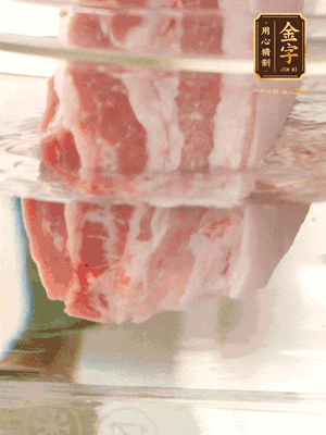 大塊豬五花冷水下鍋，蔥、姜、花雕酒焯水