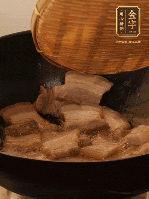 鍋中少油，翻炒五花肉