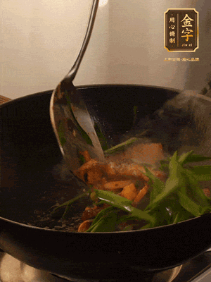 黃豆醬、鹽、糖調(diào)味，淋一圈花雕酒，蒜白先下，蒜葉后下