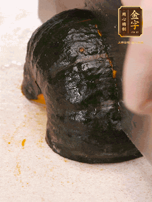 貝貝南瓜去皮，切成小塊。姜切絲