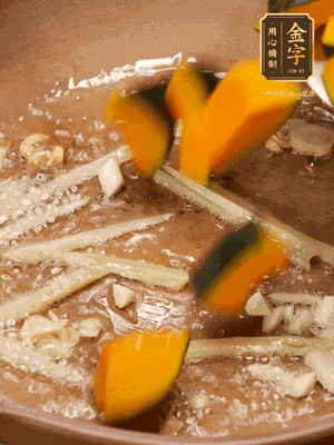 砂鍋倒一層底油，蒜粒、姜絲炒香后，再下南瓜翻炒30秒