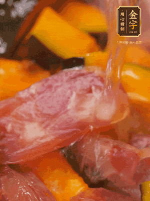 下香腸，倒沒過南瓜的水，加1/2勺鹽、1/2勺白糖、1勺蠔油燜8分鐘