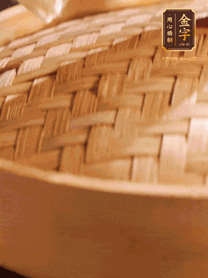 將香腸、醬油肉、臘肉放入蒸容蒸20分鐘