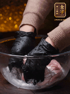 豬肚放入面粉、鹽、白酒，反復(fù)揉搓（重復(fù)3遍），洗掉表面的黏液。再把豬肚翻過來，剪去油脂，一樣反復(fù)揉搓干凈