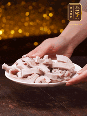 豬肚冷水下鍋，姜蔥料酒去腥，水開煮5分鐘，撈出，切小塊。