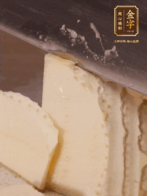 冬筍去殼切片，水開后煮2分鐘焯水
