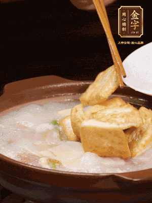 倒入開水大火煮開，轉(zhuǎn)中小火放咸肉，放一點(diǎn)點(diǎn)糖、味精慢燉10分鐘
